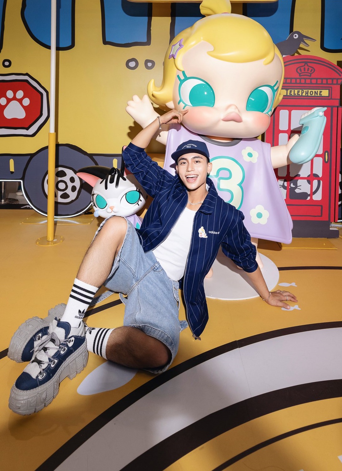 Chiếc mũ lưỡi trai và phụ kiện bạc giúp MONO hoàn thiện set đồ theo phong cách streetwear, đúng chất “bad boy”.