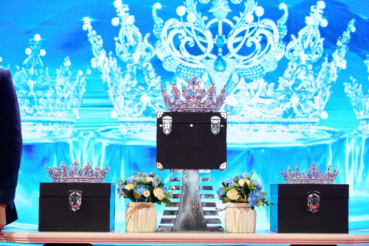 Vương miện và 2 tiara danh giá.