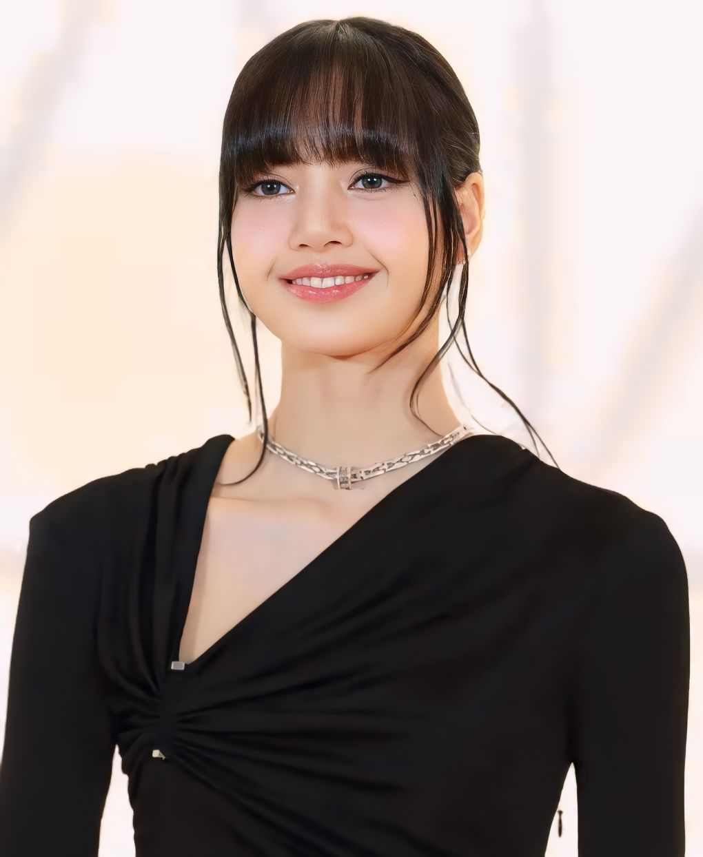 Lisa được đồn đoán là đã dọn sang châu Âu sinh sống.