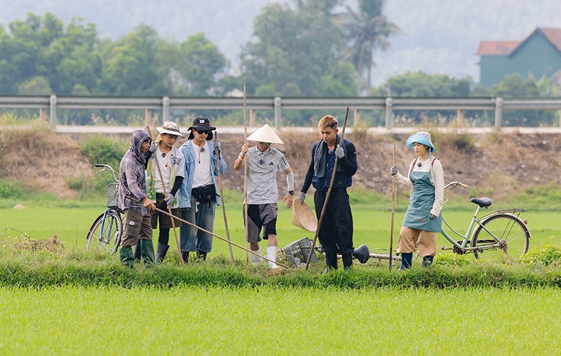 Các thành viên trải nghiệm công việc làm muối trong tập 6.
