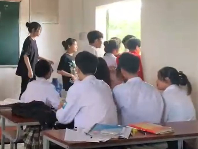 Các bạn học sinh 'phục kích' sẵn tại cửa lớp để đón thầy giáo chủ nhiệm