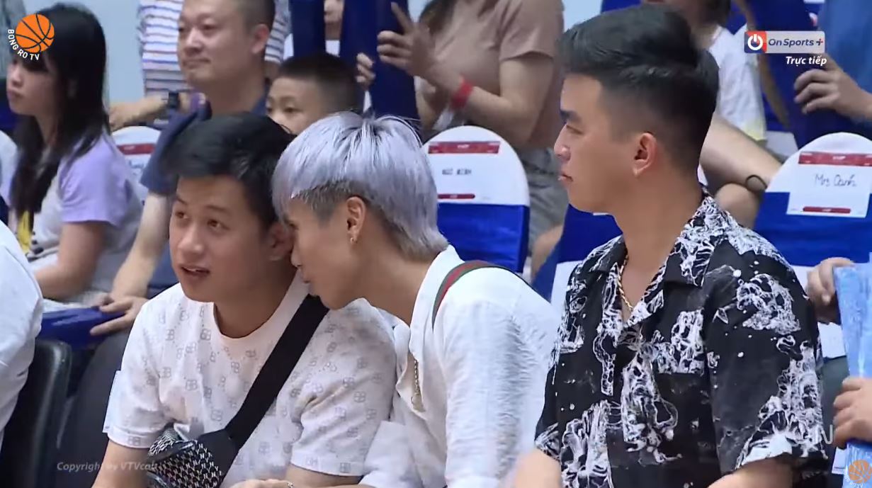 Đạt Villa bất ngờ xuất hiện cùng các anh em trên khán đài của giải bóng rổ chuyên nghiệp Việt Nam - VBA 2022