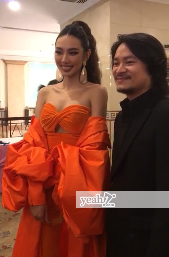 Sau màn tung hứng khá ăn ý, Hoa hậu Thùy Tiên cùng đạo diễn Hoàng Nhật Nam đã chụp ảnh check-in cùng nhau