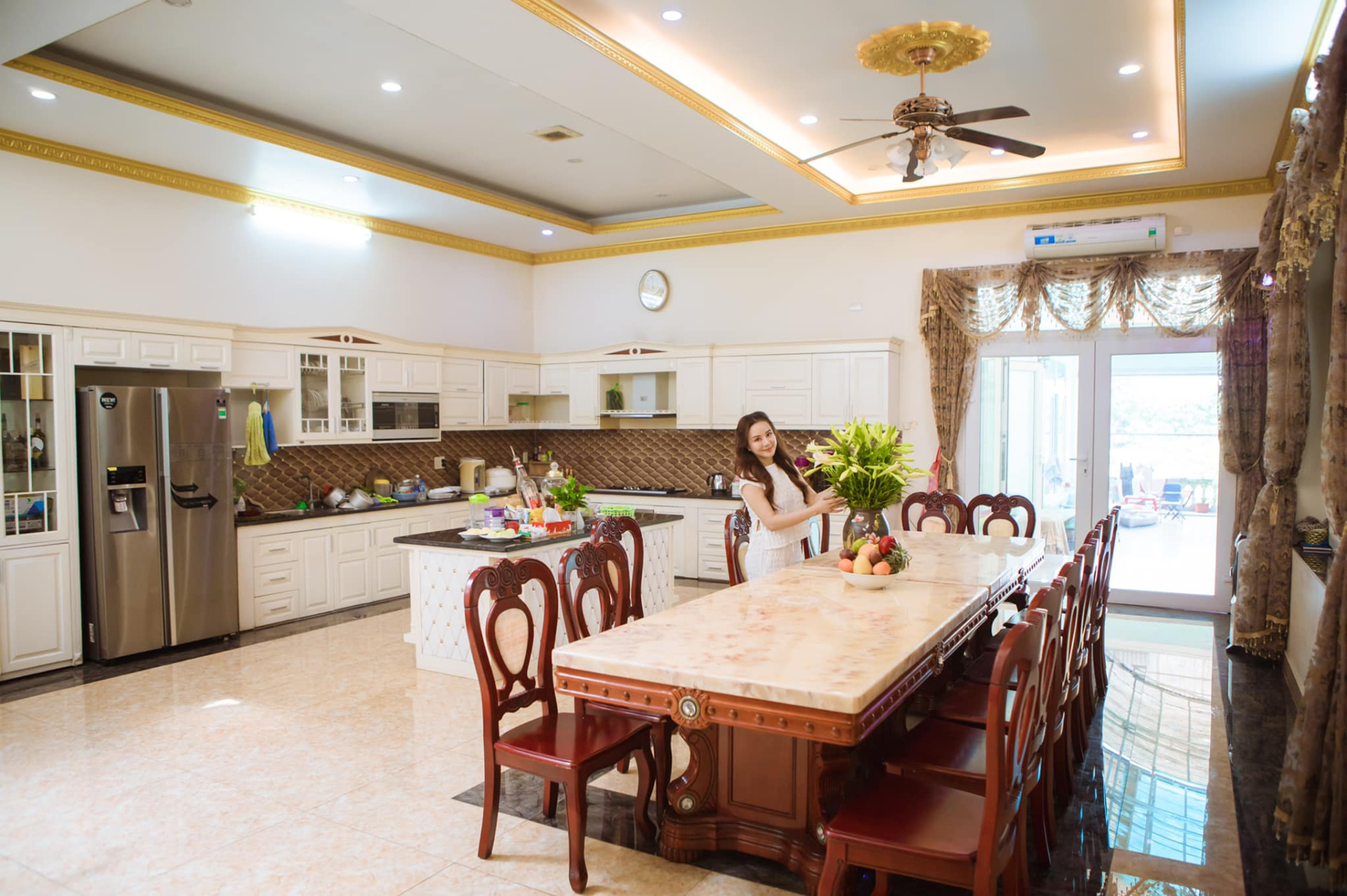 Vy Oanh lên tiếng đính chính "ồn ào" quyên góp 50 bánh bông lan, khoe biệt thự bề thế khẳng định mình không nói dối