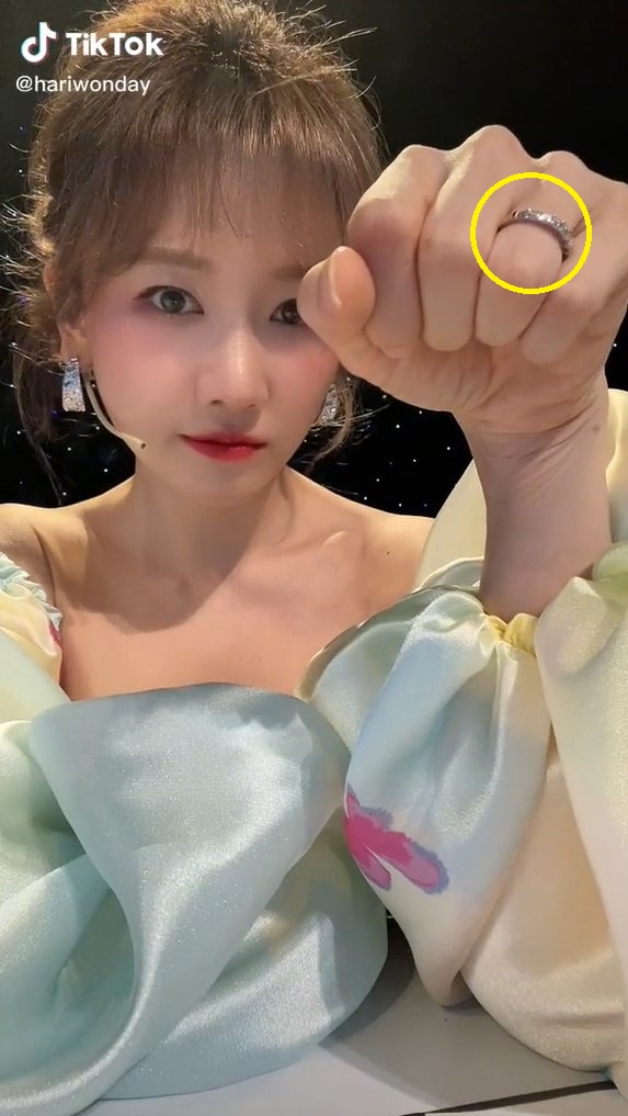 Ở đầu đoạn clip, Hari Won đã khiến cư dân mạng phải chú ý bởi chiếc nhẫn trên ngón áp út của cô nàng