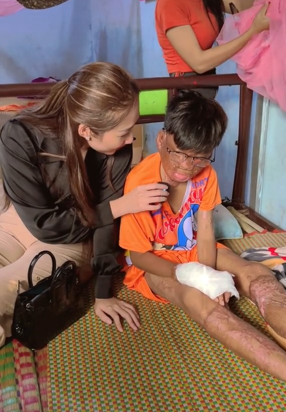 Xúc động trước hoàn cảnh của Hữu Chính, TikToker Huỳnh Như đã có chuyến ghé thăm và giúp đỡ gia đình của cậu bé