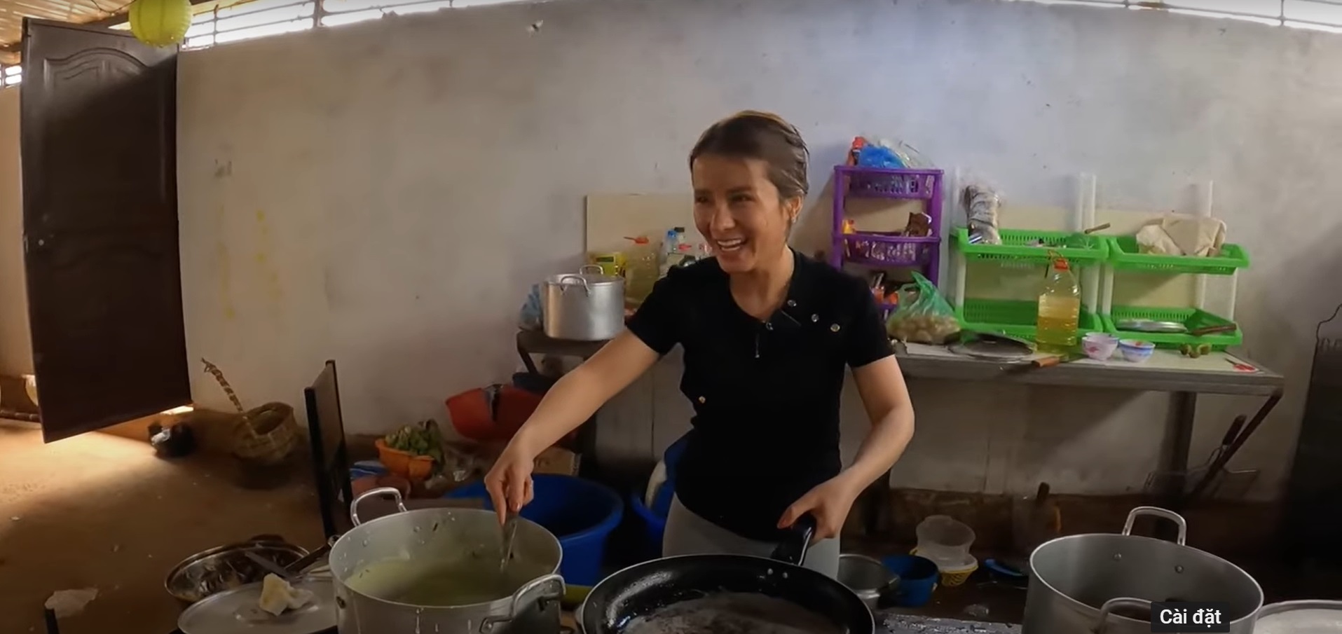 Bà Nhân Vlog trổ tài đổ bánh xèo đãi ekip từ thiện tại Châu Phi, được idol Lôi Con tấm tắc khen ngon - ảnh 10
