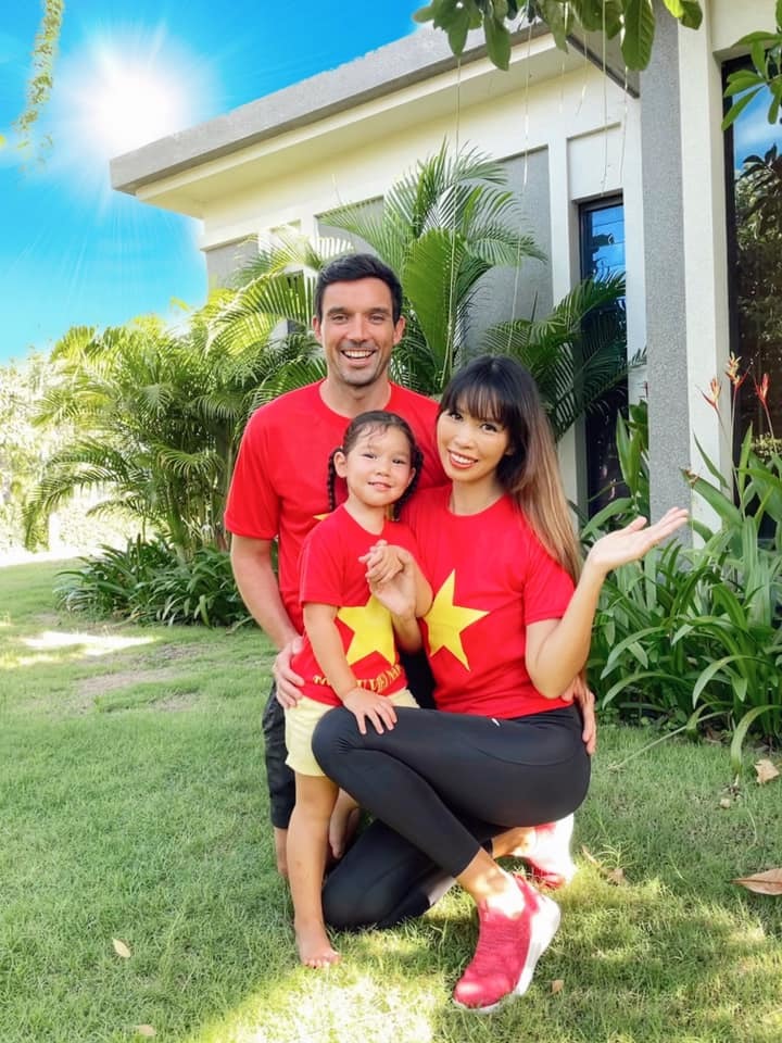 Gia đình hạnh phúc của gia đình siêu mẫu Hà Anh