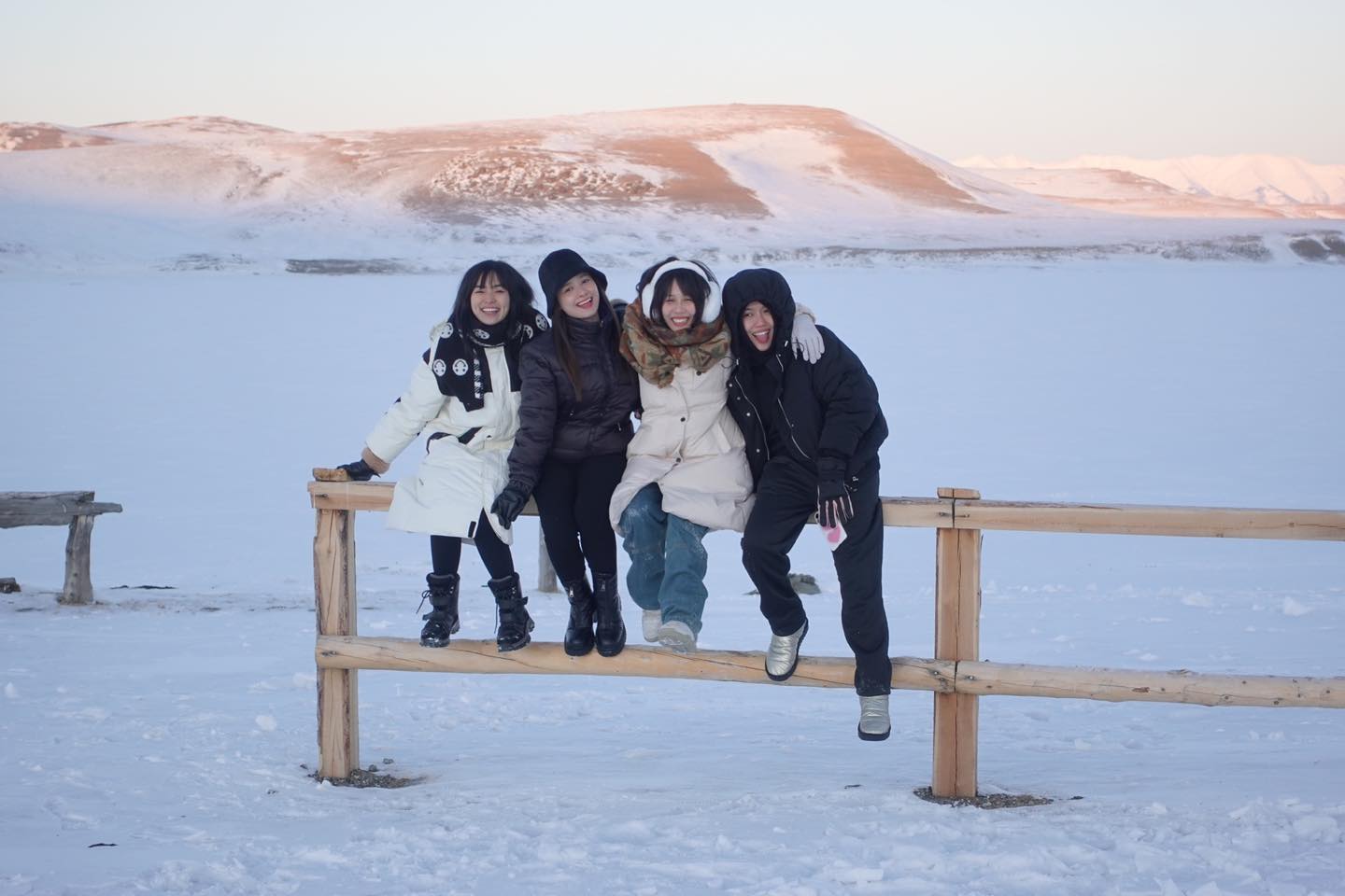 Hình ảnh về chuyến đi Mông Cổ của hội bạn 'Sao nhập ngũ' (Ảnh FB: Diệu Nhi)
