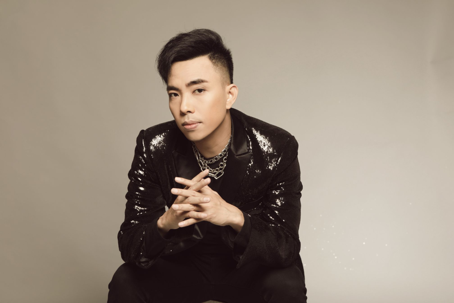 Nhạc sĩ Nguyễn Hồng Thuận nổi tiếng với những bản ballad tình ca, giám khảo của nhiều cuộc thi, gameshow âm nhạc. (Ảnh: NVCC)