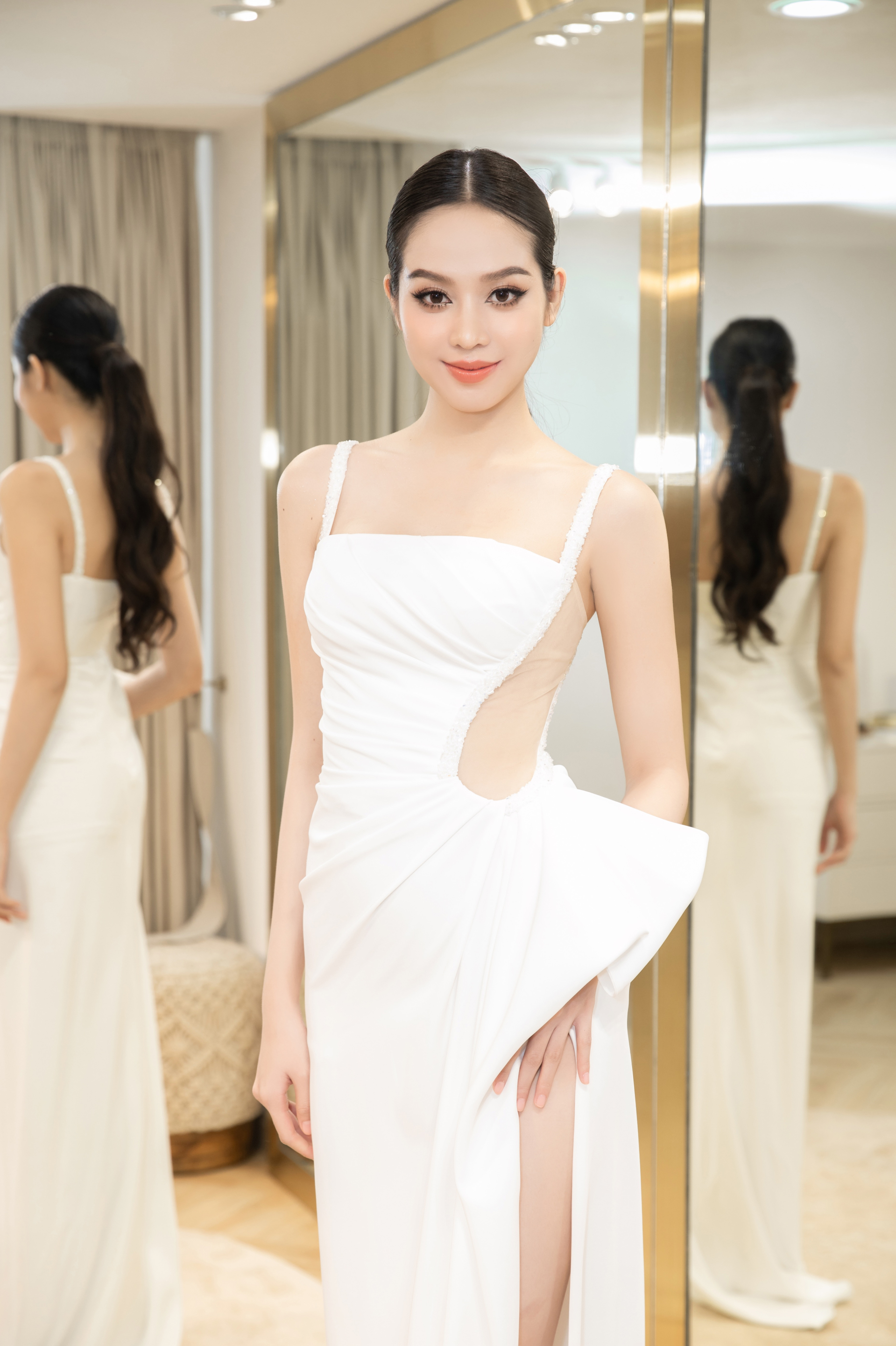 Hoa hậu Thanh Thủy lộng lẫy sang trọng với chiếc váy có phần cut-out và phần xẻ tà cao tôn các đường nét cơ thể (Ảnh:NVCC)