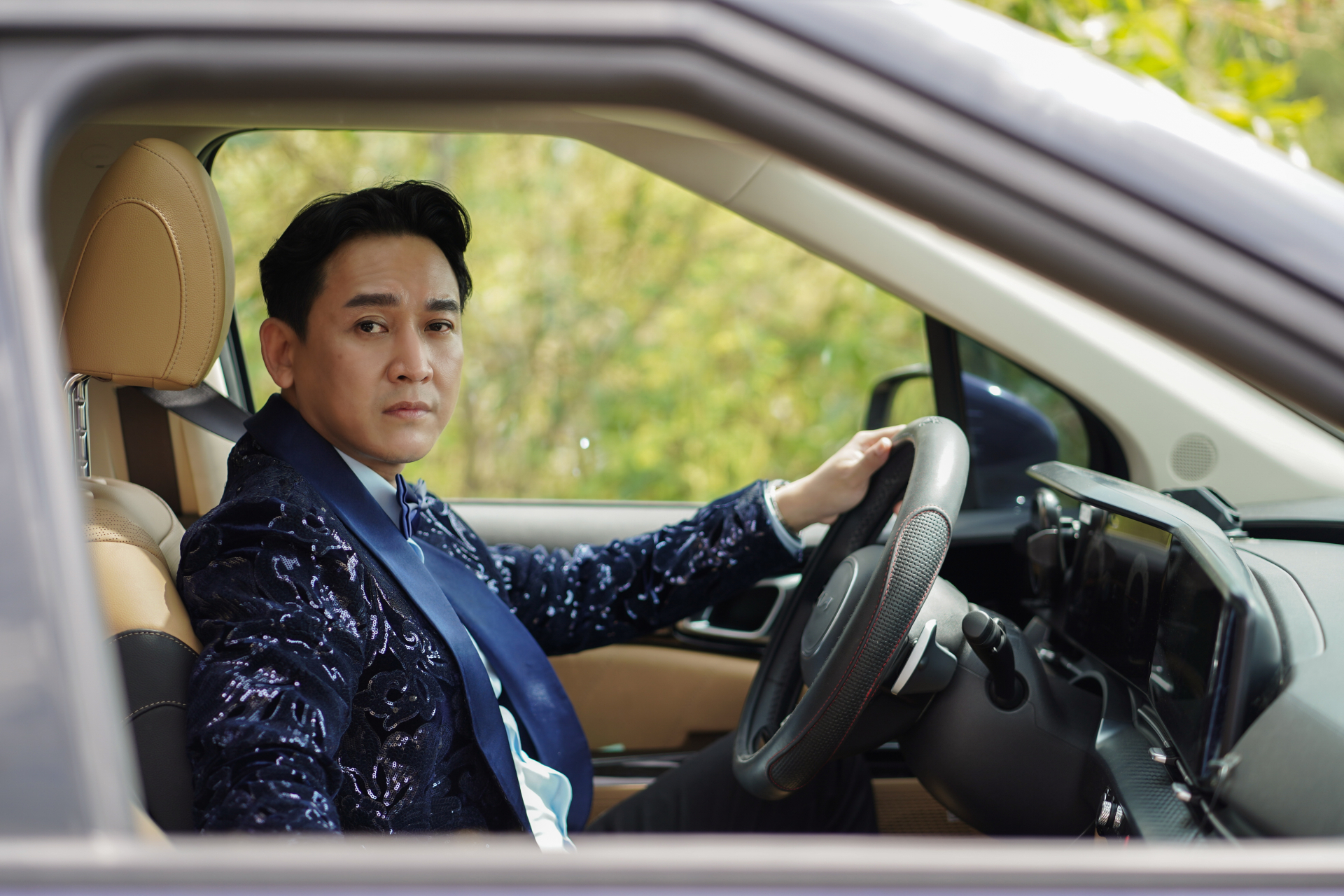 Hứa Vĩ Văn trong vai Hào Phong hé lộ giọng hát với bản 'hit' trong phim sau nhiều năm anh không đi theo con đường ca hát. (Ảnh:NVCC)
