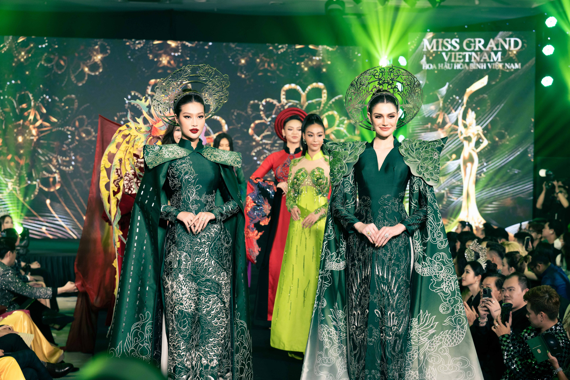 Bộ sưu tập tôn vinh vẻ đẹp truyền thống áo dài Việt Nam của NTK Vũ Lan Anh mang tên 'Hoa Cúc và Mặt trời Đại Việt' (Ảnh: Sen Vàng)
