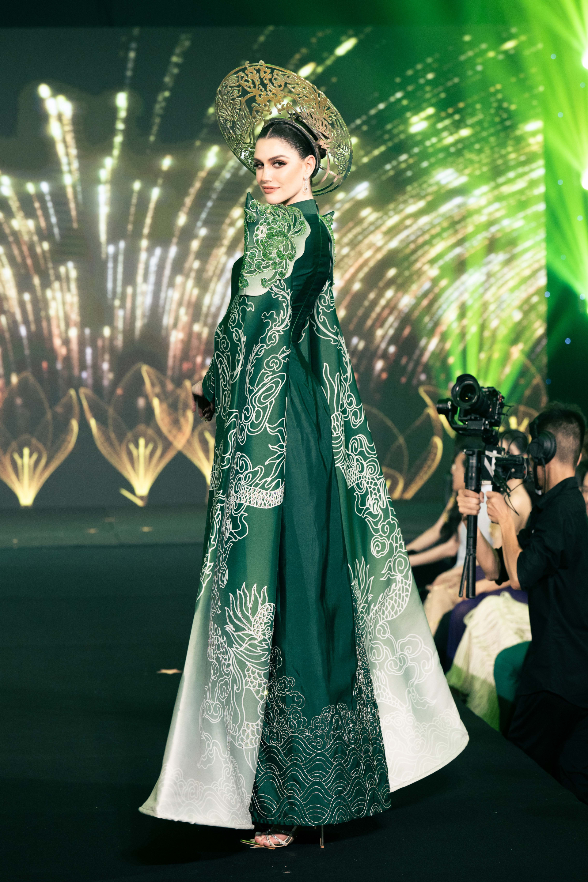 Đương kim Miss Grand International Isabella Menin trở thành tâm điểm tỏa sáng của chương trình trong bộ áo dài truyền thống Việt Nam nền nã khoe vẻ đẹp sắc sảo và thần thái cuốn hút (Ảnh: Sen vàng)