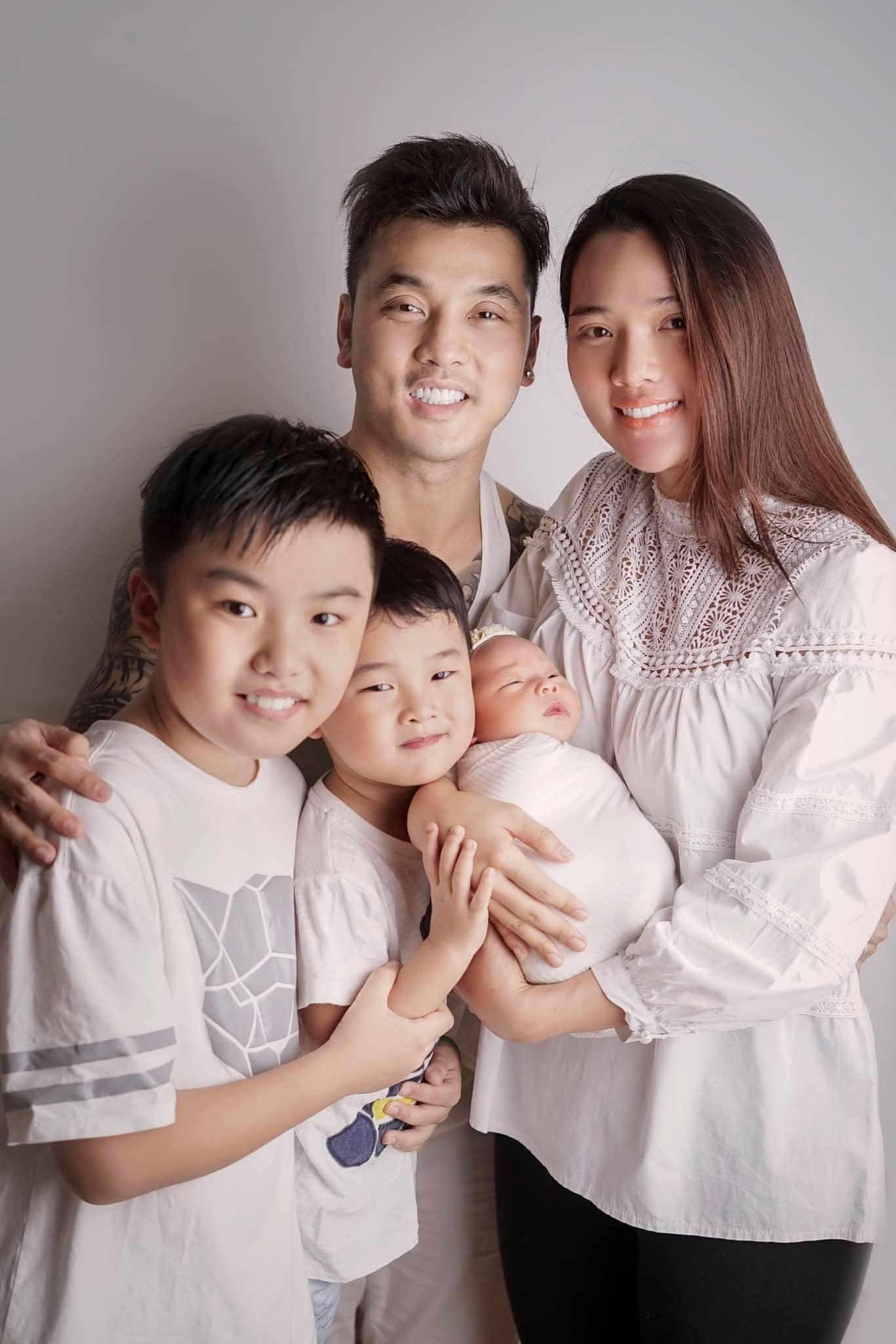 Gia đình Ưng Hoàng Phúc - Kim Cương hay chia sẻ những khoảng khắc hạnh phúc trên trang cá nhân của mình (Ảnh: FB Ưng Hoàng Phúc)