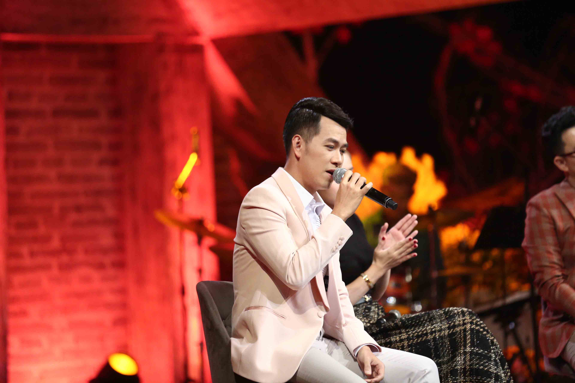 Trong chương trình, Hồ Trung Dũng thể hiện ca khúc “Nhớ gấp ngàn lần yêu” của nhạc sĩ Trần Lê Quỳnh vô cùng đặc sắc.