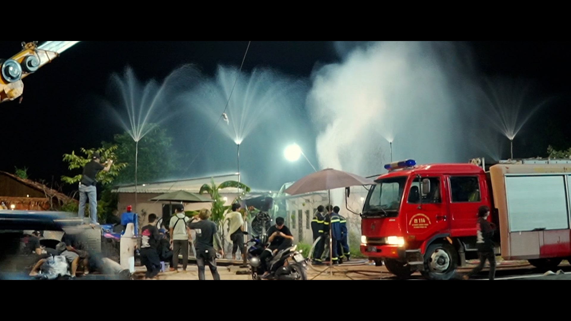 Hậu trường phân cảnh mưa trong phim Lật mặt 6 (Ảnh: NSX)