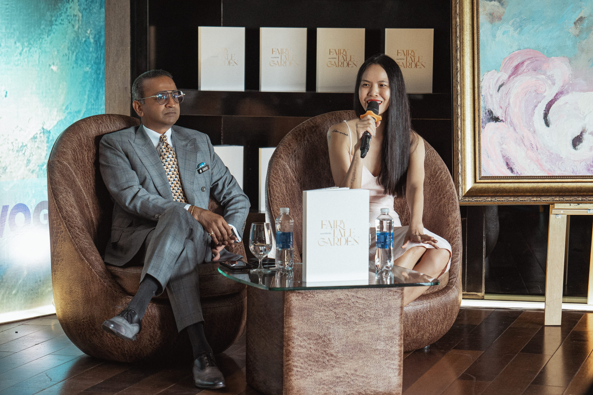 Đại diện của khách sạn Pullman Vũng Tàu đã bày tỏ niềm yêu thích trong những tác phẩm mang đầy tính nghệ thuật của họa sĩ Nguyễn Hoàng Ngân