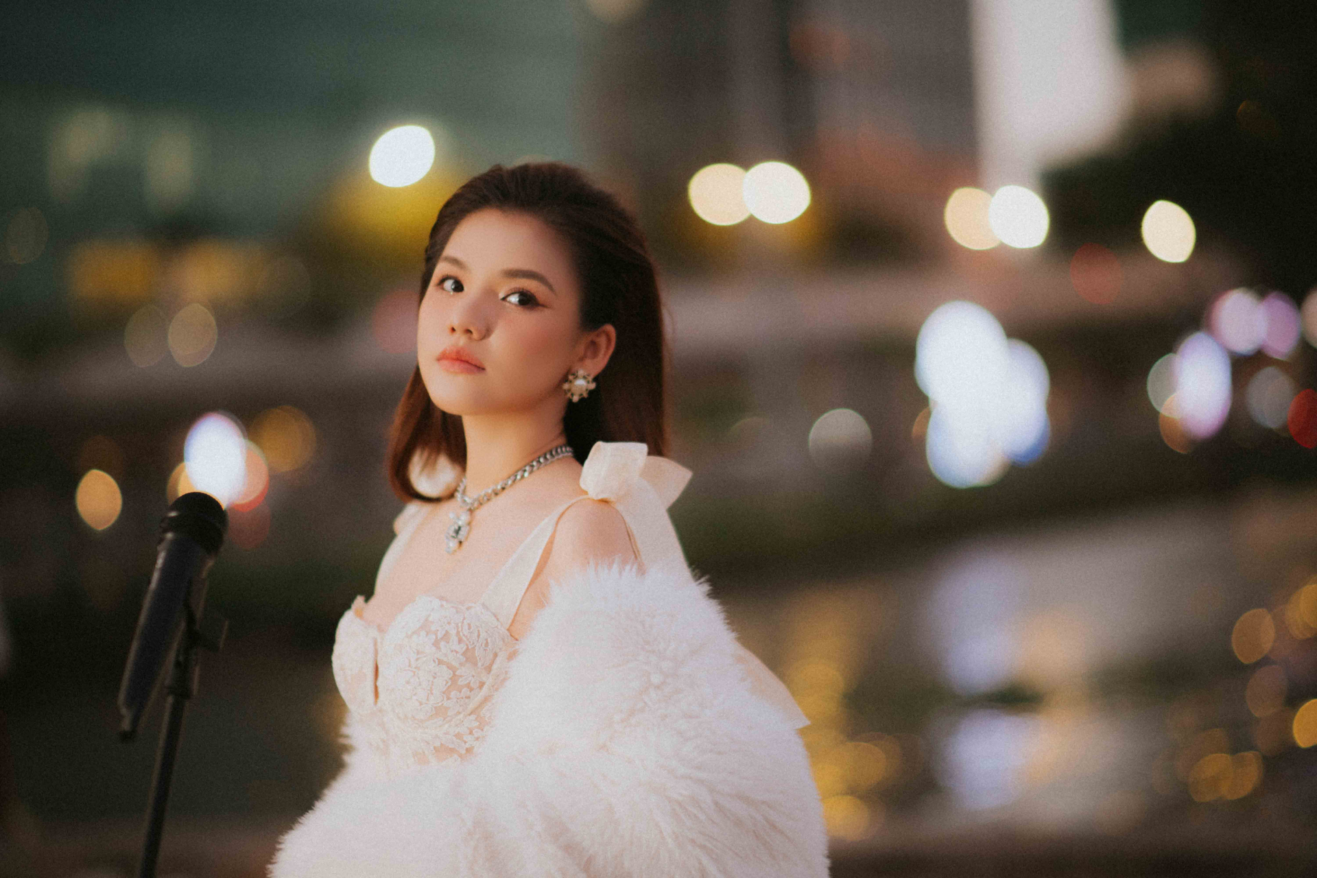 Với MV Dừng Yêu, Myra được nhận xét ngày càng thăng hạng về nhan sắc cũng như giọng hát.