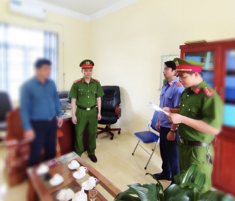 Cơ quan CSĐT đọc lệnh bắt tạm giam Hiệu trưởng trường TH &THCS xã Kim Bôi về hành vi dâm ô (Ảnh: Công an Hòa Bình)