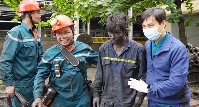 Lực lượng cứu hộ đưa công nhân Phạm Công Nhiên ra ngoài an toàn (Ảnh: Công ty CP Than Vàng Danh)