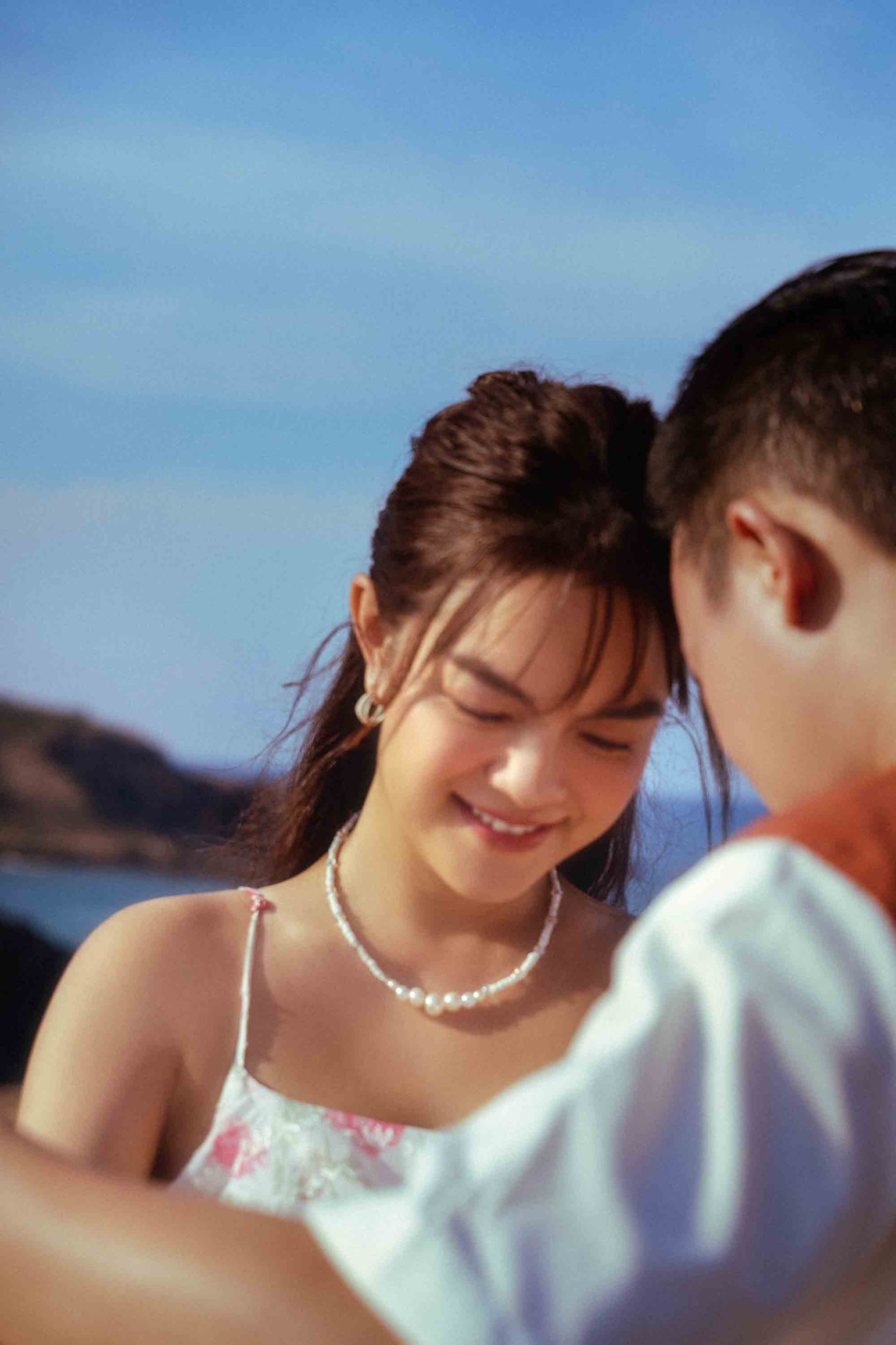 Tuy khuôn mặt bạn diễn nam trong MV này không được hé lộ, nhưng những khoảnh khắc ngọt ngào, lãng mạn giữa Phạm Quỳnh Anh và “tri kỷ” tại đảo Phú Quý cũng đủ “đốn tim” người xem.