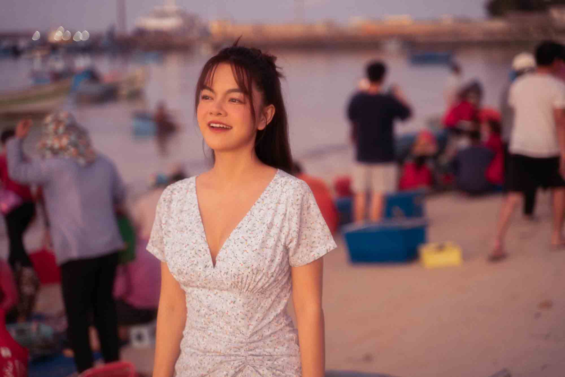 Không còn buồn “lụi tim”, chỉ biết tổn thương vì tình yêu mà khó tìm ra lối thoát như trước đây, âm nhạc của Phạm Quỳnh Anh ở thời điểm này đã thay đổi.