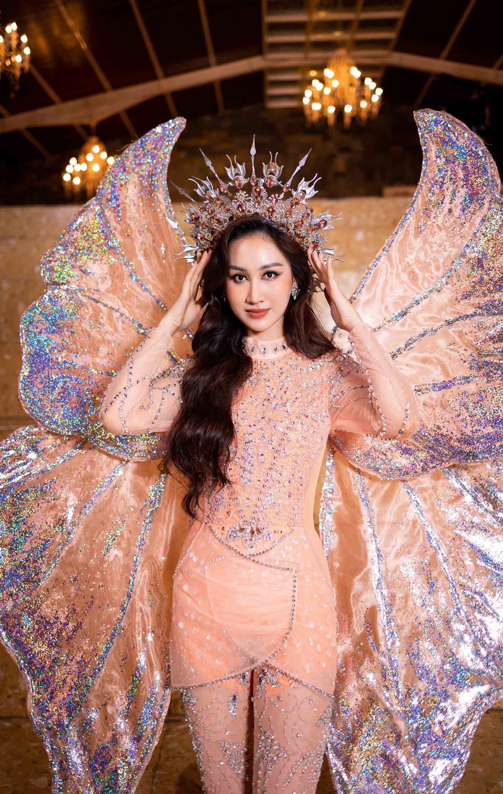 Về phía Miss Global Vietnam Đoàn Hồng Trang, cô được ưu ái với 6 bộ thiết kế khoe dáng gợi cảm.