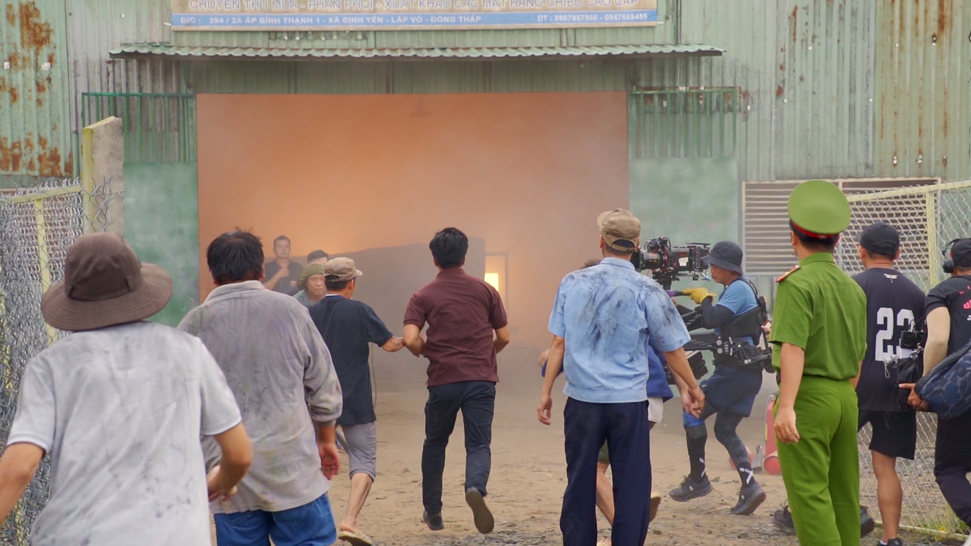 Khi cảnh cháy đang được quay hình, đạo diễn Lý Hải đã cho huy động 2 xe cứu hỏa túc trực và dặn dò chuẩn bị tâm lý cho ekip phim