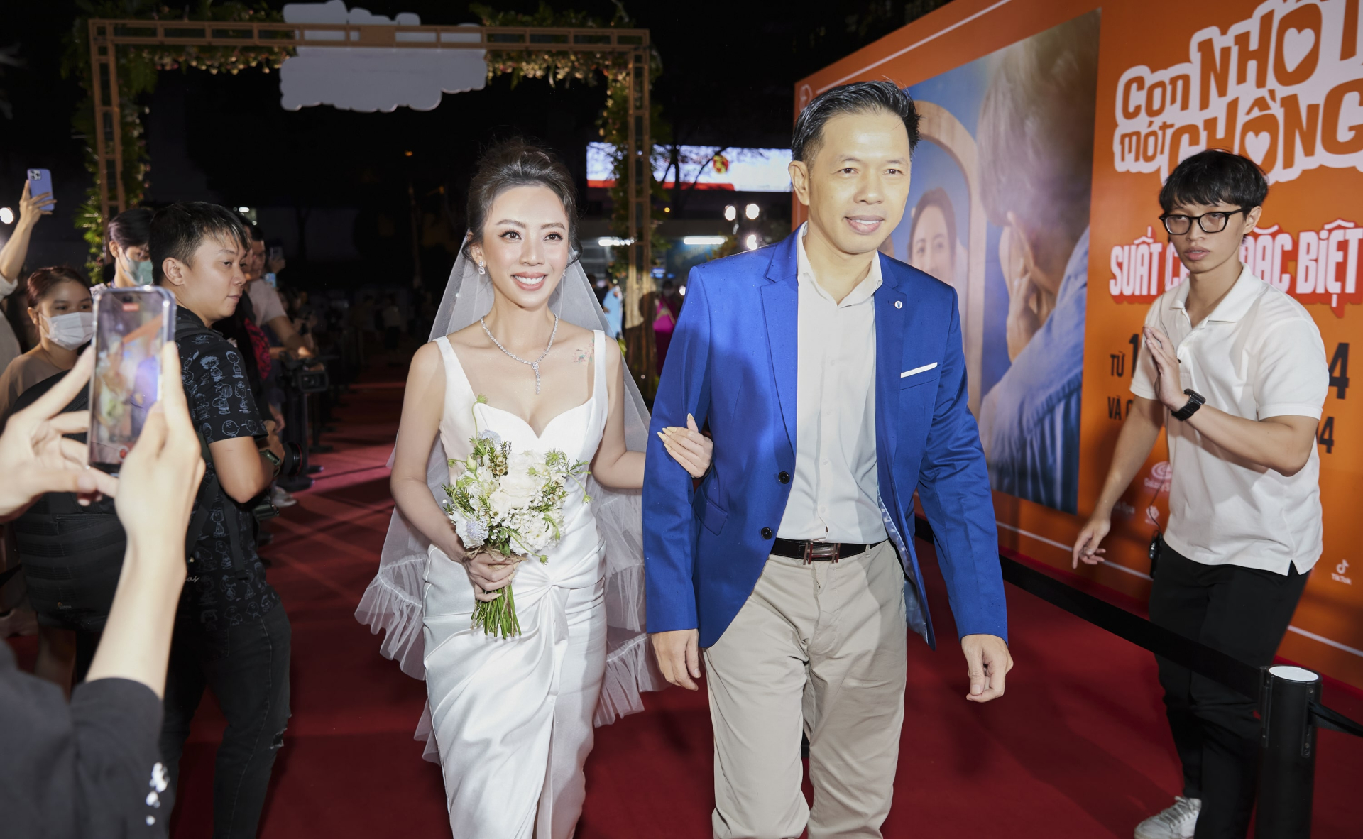 Lễ cưới được tái hiện: Thái Hòa cầm tay 'cô dâu' Thu Trang trao cho 'chú rể' Tiến Luật.