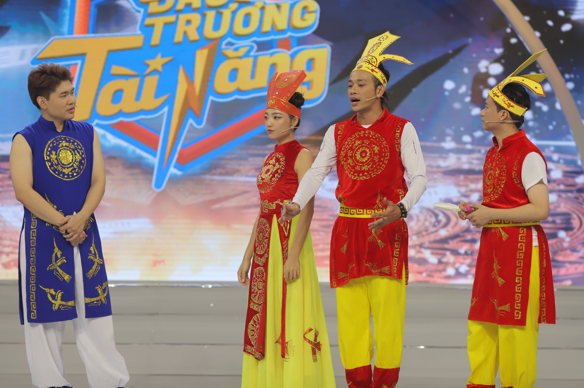 Dàn khách xuất hiện ấn tượng với bộ trang phục áo dài truyền thống thời Vua Hùng
