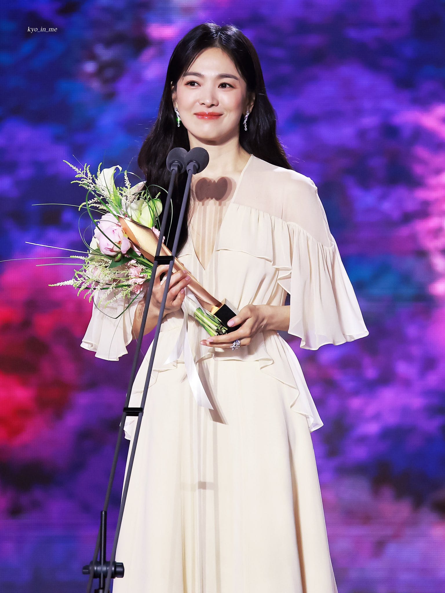 Song Hye Kyo nhận giải Nữ chính xuất sắc mảng truyền hình tại Baeksang 2023