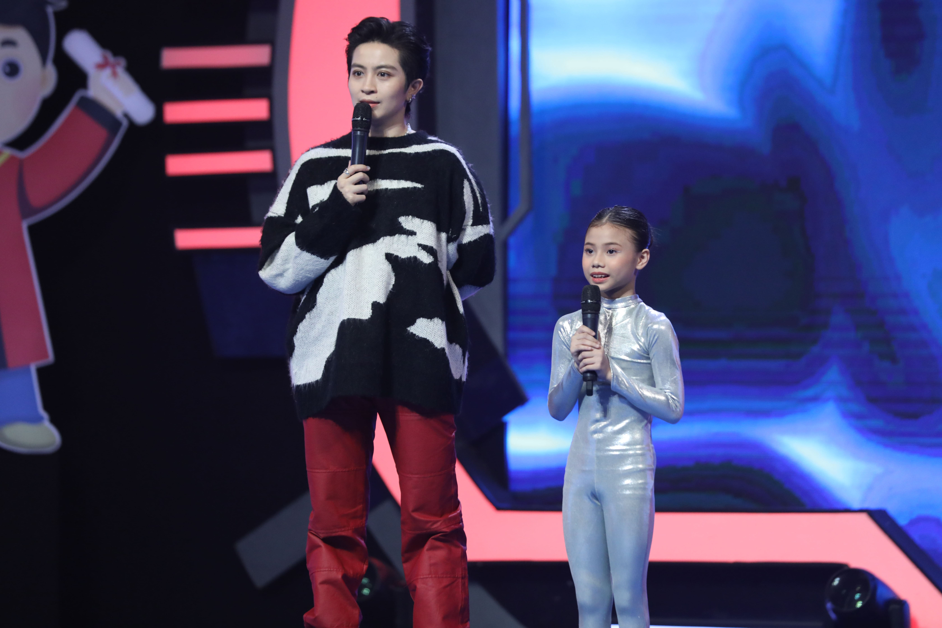 Cô bé Quỳnh Anh khiến khán giả và các khách mời thán phục với khả năng “Uốn dẻo”.