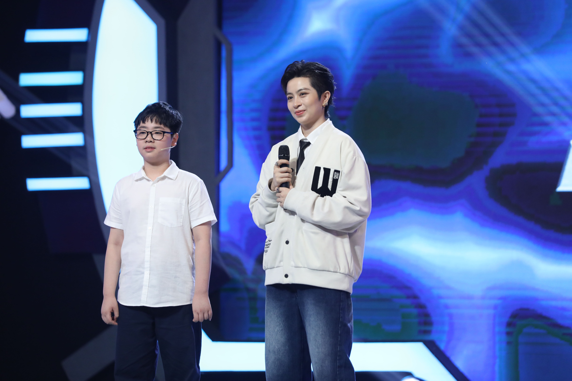 Tài năng nhí Nguyễn Lê Phú Kiên khiến khán giả và các khách mời ngưỡng mộ trước màn giao tiếp bằng tiếng Anh cực kỳ chuyên nghiệp của cậu bé.
