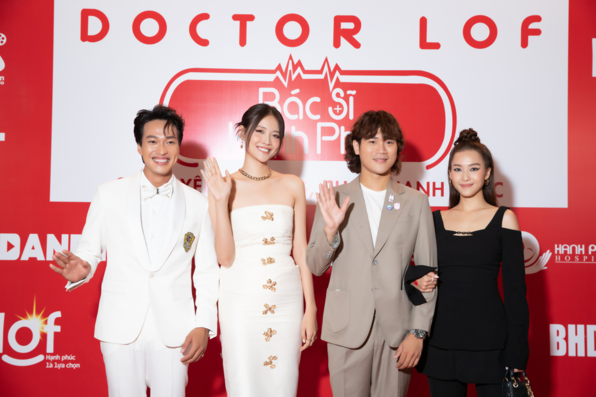Dàn diễn viên chính bộ phim 'Doctor Lof' đổ bộ thảm đỏ sự kiện ra mắt phim.