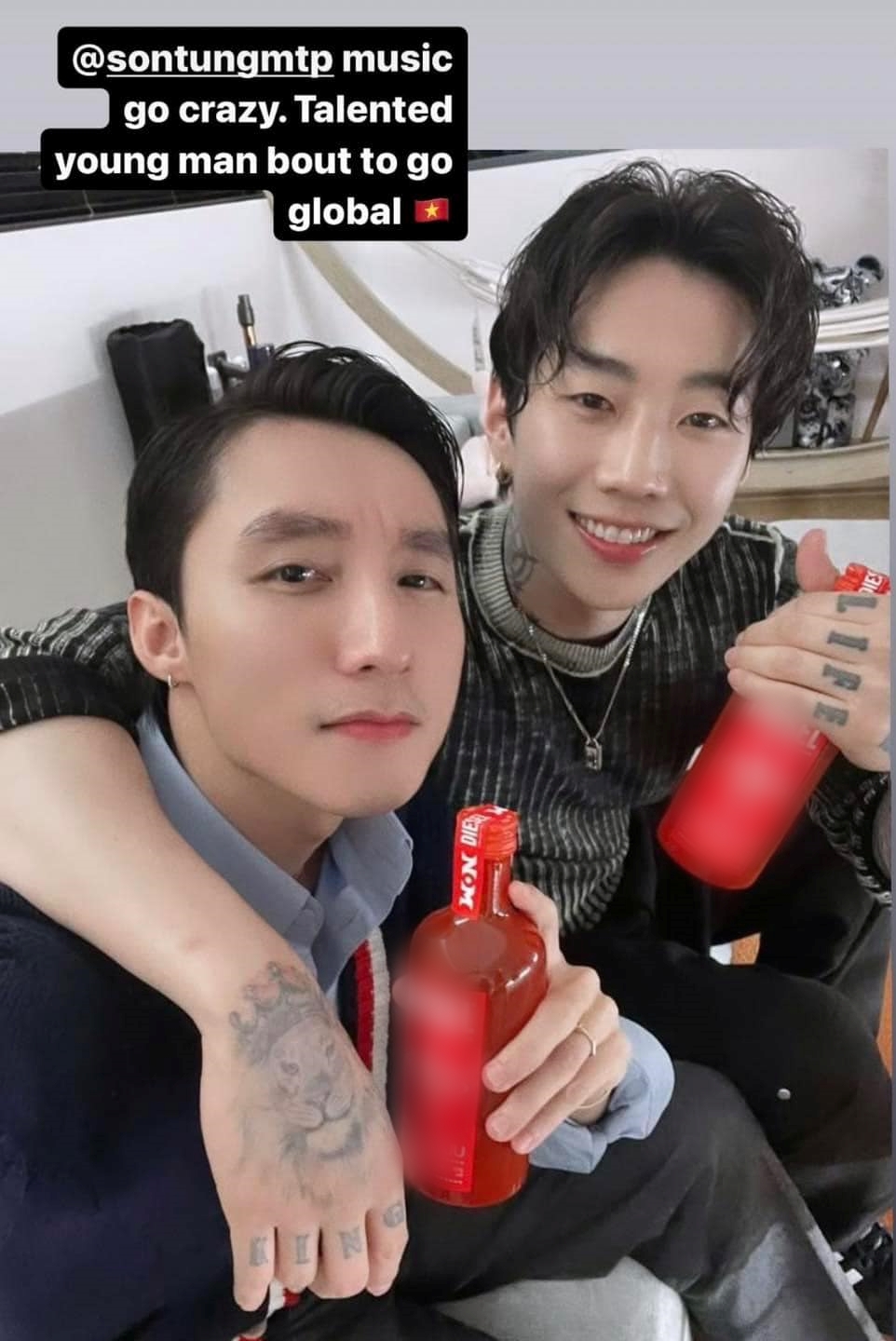 Rapper Jay Park chia sẻ trên trang instagram cá nhân của anh bức ảnh chụp cùng Sơn Tùng.
