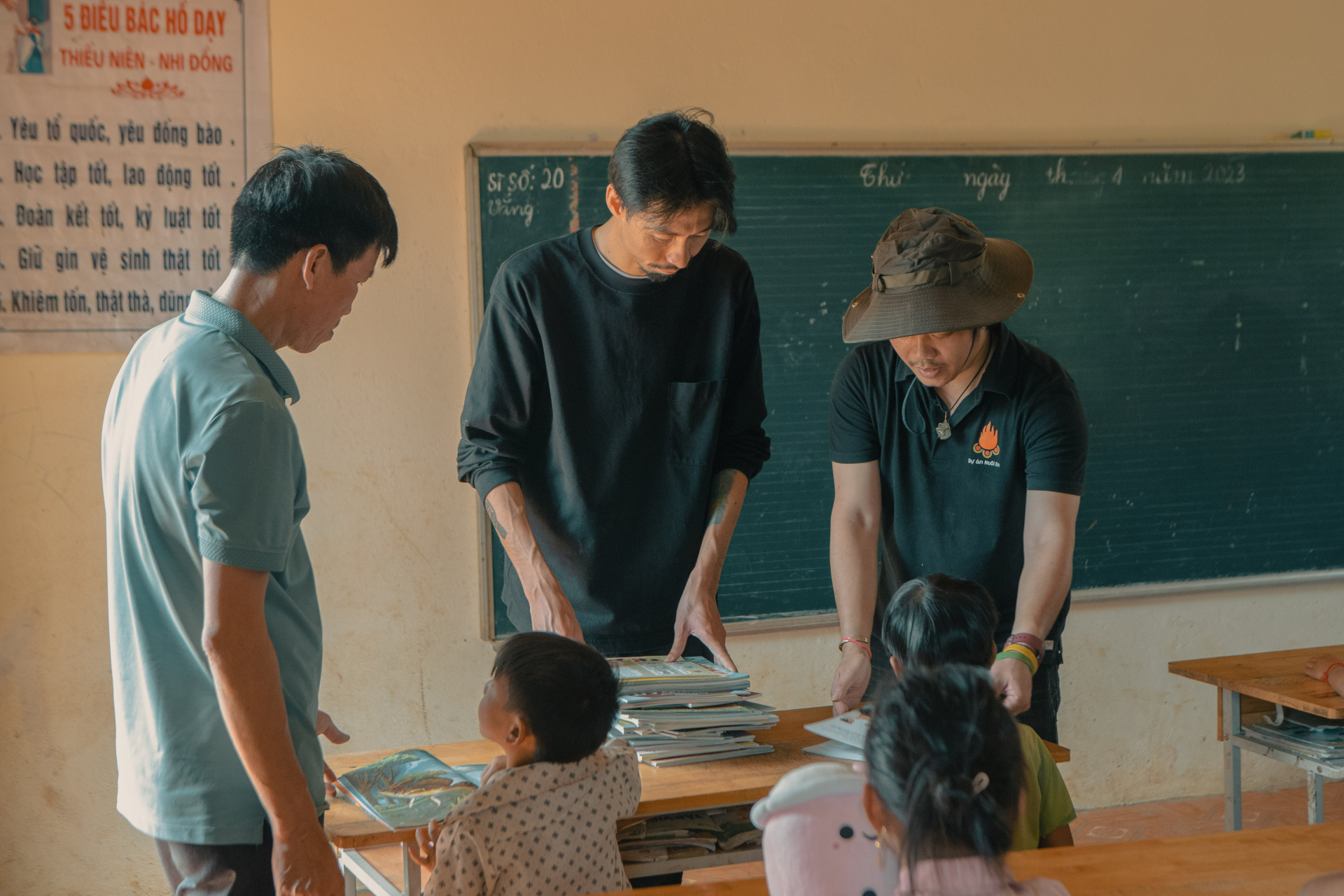 Thông điệp MV 'Nấu ăn cho em' lan tỏa, Đen Vâu đã giúp 1000 em nhỏ được nhận nuôi.