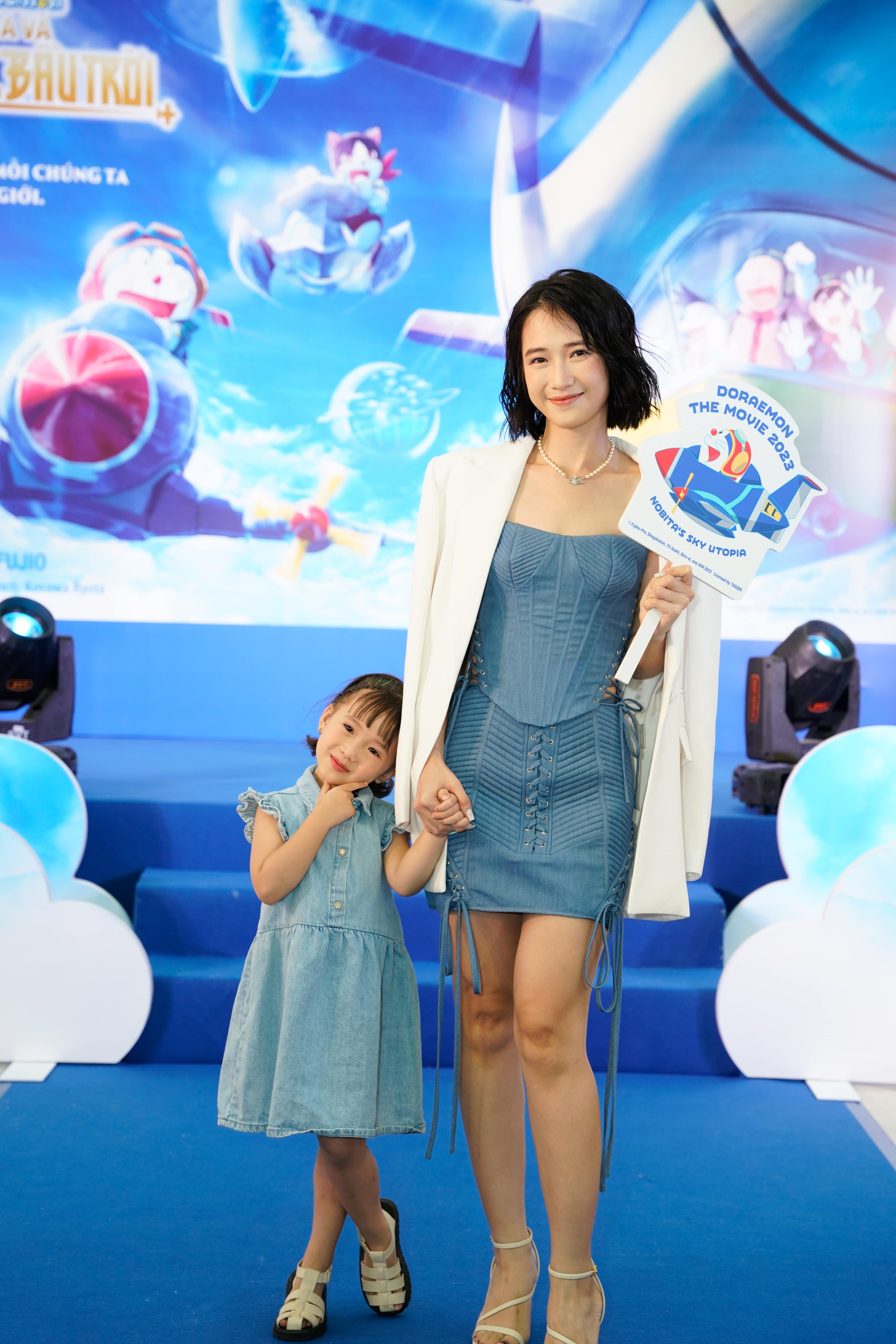 Gia đình nhỏ của nam rapper JustaTee Trâm Anh và bé CiCi Anh Chi trong buổi ra mắt phim.