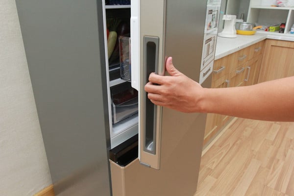 Hạn chế mở tủ lạnh hết sức có thể để giữ được thực phẩm tươi ngon và không bị hư trong lúc cúp điện (Ảnh minh họa)