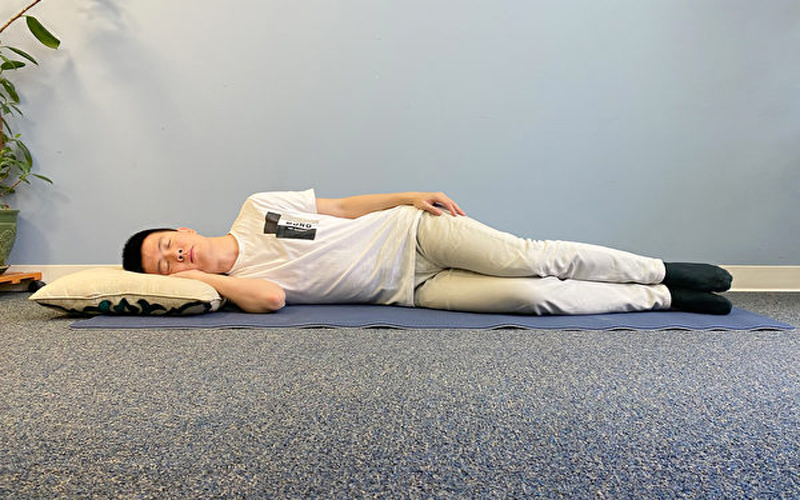 Ngủ dưới sàn nhà là một cách để bạn có thể đảm bảo được giấc ngủ ngon trong những ngày mất điện (Ảnh minh họa)