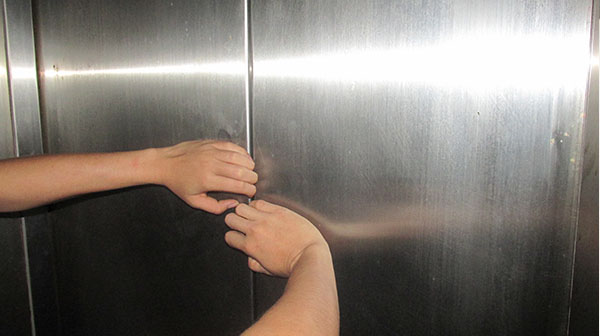 Không nên cạy cửa cabin thang máy để tránh các trường hợp làm hư thiết bị thang máy gây khó khăn trong công tác cứu hộ. (Ảnh minh họa)