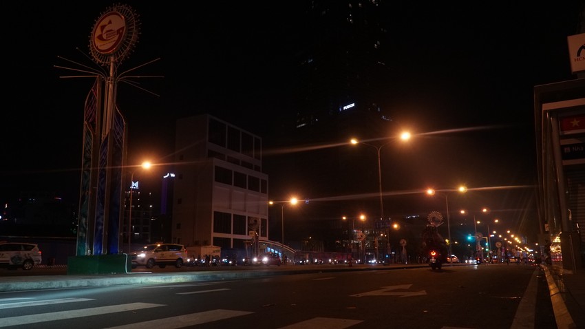 Đường phố nhiều nơi đã được nhà nước áp dụng tắt các thiết bị chiếu sáng ở những khung đường vắng phương tiện đi lại sau 22 giờ. (Ảnh sưu tầm)
