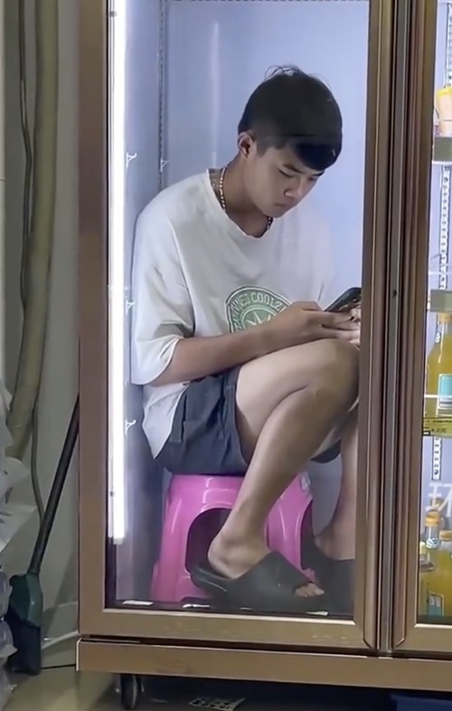 Một thanh niên người Trung Quốc tránh nóng cách mà nhiều người nghĩ ra nhưng không phải ai cũng dám làm: Chui vào tủ lạnh ngồi.