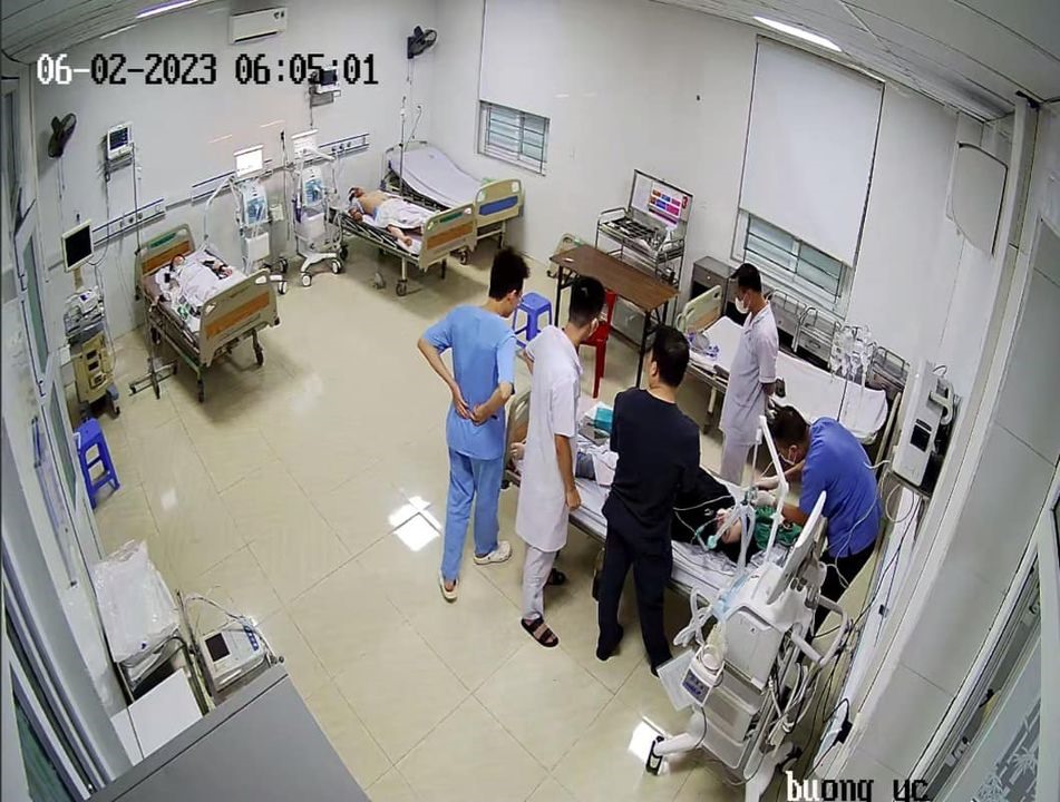 Hình ảnh tại bệnh viện của 2 bố con bị ngạt khí trong ô tô được các bác sĩ cấp cứu.