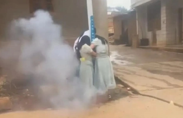Hình ảnh đoạn clip ghi lại cảnh các phụ dâu bị trói chặt vào cột điện và bị châm pháo dưới chân. (Ảnh: sưu tầm)