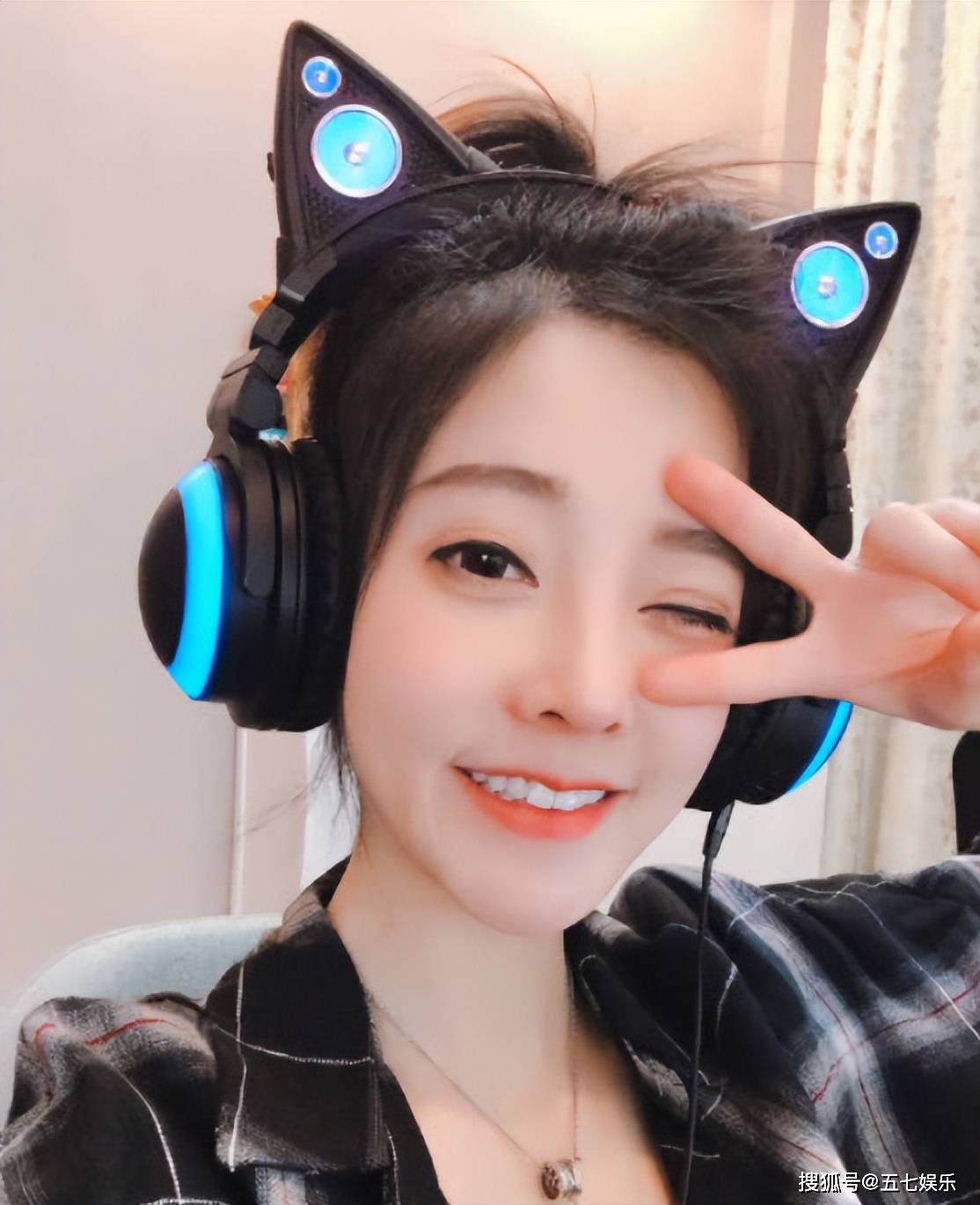 Phùng Đề Mạc nổi tiếng với ngoại hình và chất giọng
