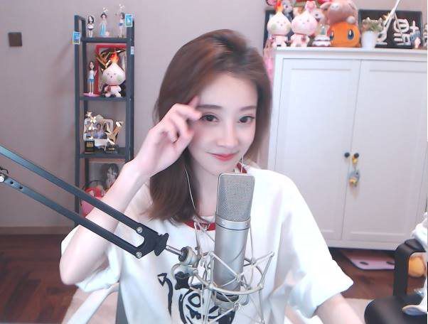 Mỗi năm, cô kiếm khoảng 100 tỷ nhờ livestream