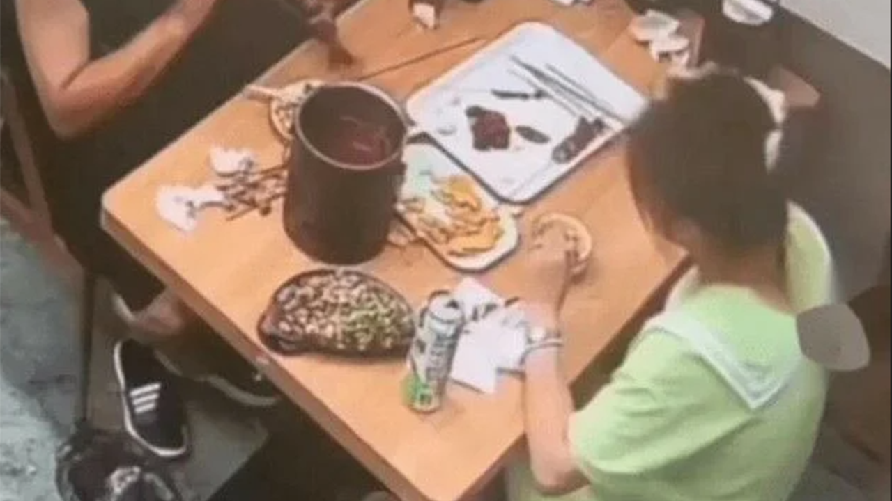 Cô Zhang đổ lỗi nhà hàng mất vệ sinh vì trong thức ăn có tóc