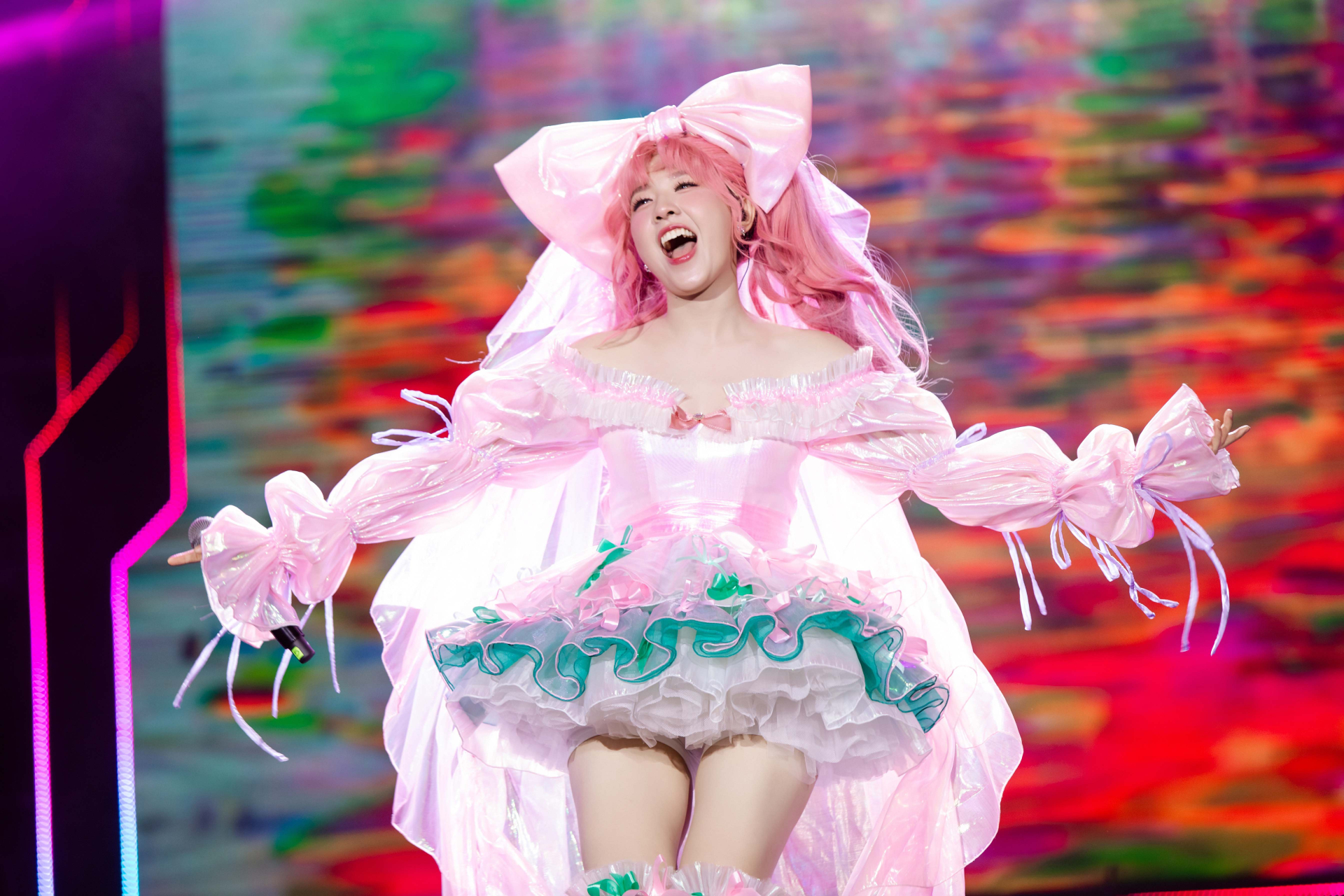 Tân binh Lamoon debut sau Vietnam Idol với hình ảnh anime cùng 4 mascot gây sốt phố đi bộ - ảnh 3