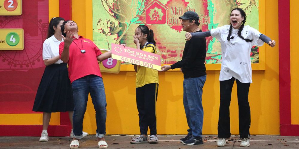 Hồ Bích Trâm xúc động vì đồng cảm, tặng nóng 20 triệu cho trẻ em mồ côi tại Mái ấm gia đình Việt - ảnh 3